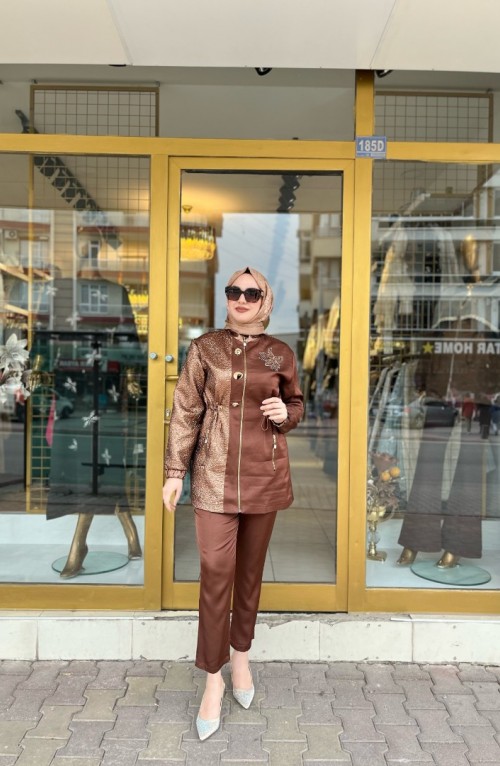 JAKARLI DİK YAKA TAKIM BAKIR